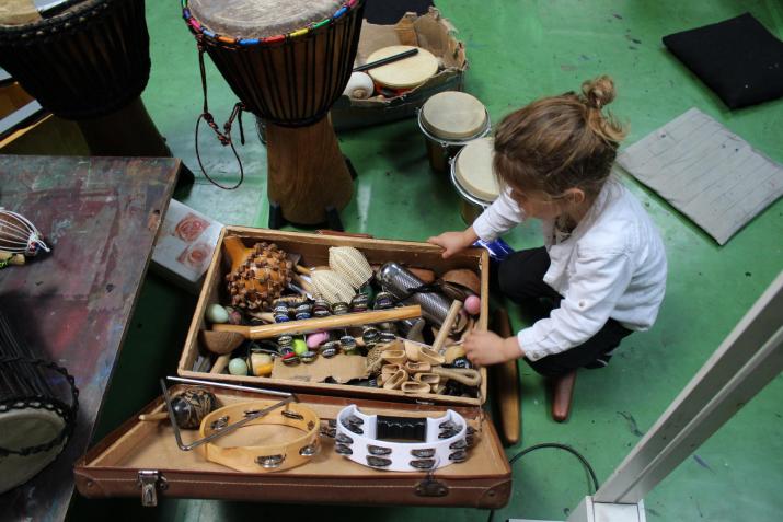 Instrumente zur Wahl Jam Session musikalische Erziehung Musik Workshop für Kinder und Eltern Berlin Mitte